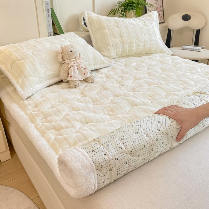 91家纺网 家纺一手货源 找家纺 麒东家纺 2025新款牛奶绒睫毛绒条纹提花夹棉床垫 奶白