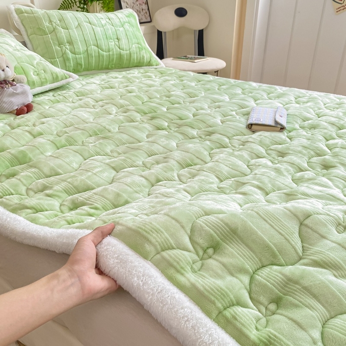 91家纺网 家纺一手货源 找家纺 （总）麒东家纺 2025新款牛奶绒睫毛绒条纹提花夹棉床垫