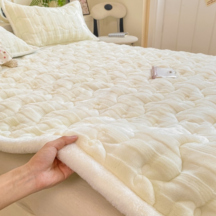 91家纺网 家纺一手货源 找家纺 麒东家纺 2025新款牛奶绒睫毛绒条纹提花夹棉床垫 奶白