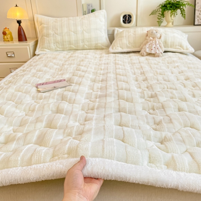 91家纺网 家纺一手货源 找家纺 麒东家纺 2025新款牛奶绒睫毛绒条纹提花夹棉床垫 奶白