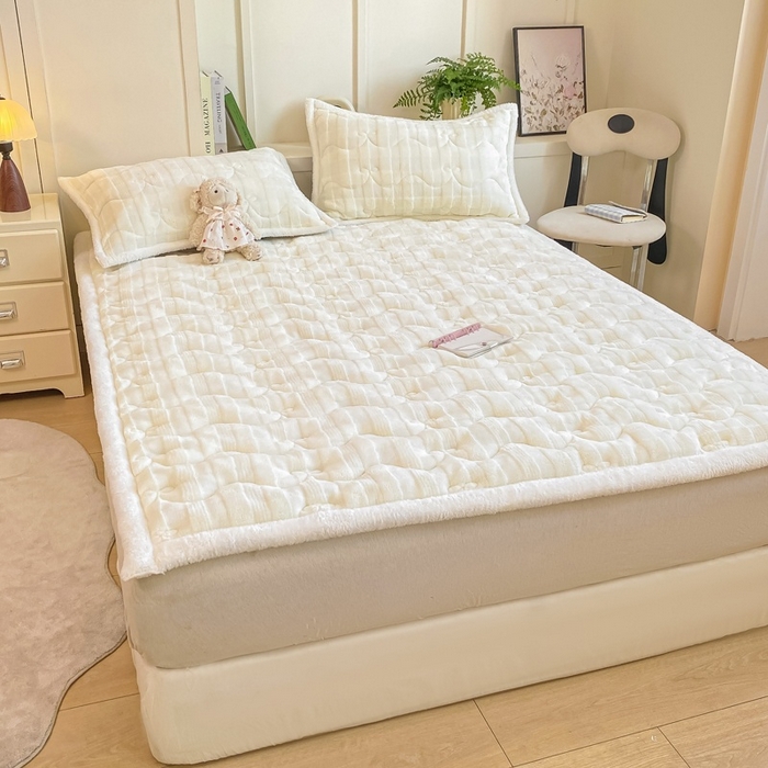 91家纺网 家纺一手货源 找家纺 麒东家纺 2025新款牛奶绒睫毛绒条纹提花夹棉床垫 奶白