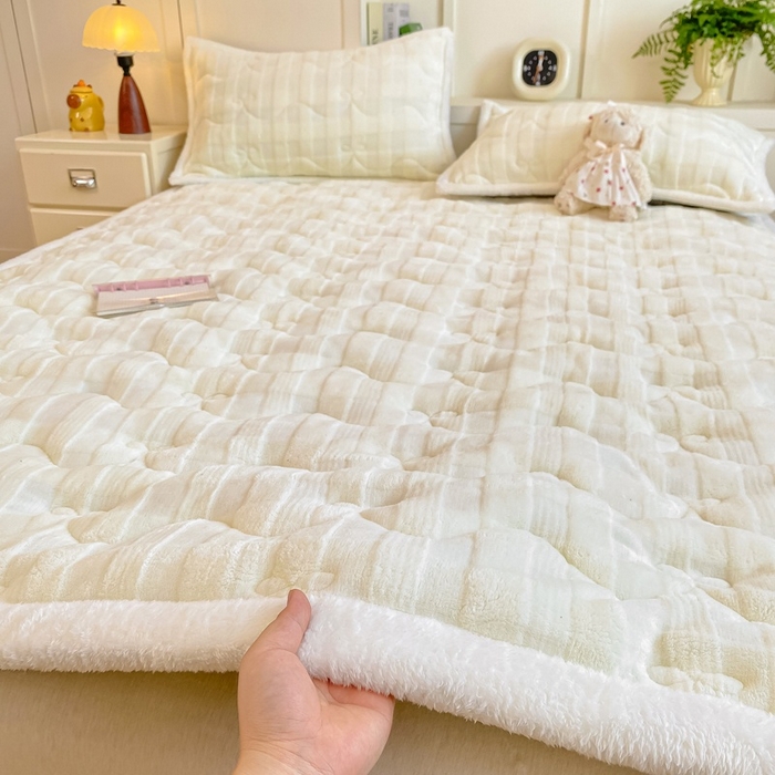 91家纺网 家纺一手货源 找家纺 麒东家纺 2025新款牛奶绒睫毛绒条纹提花夹棉床垫 奶白