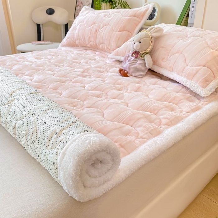 麒东家纺 2025新款牛奶绒睫毛绒条纹提花夹棉床垫 浅粉