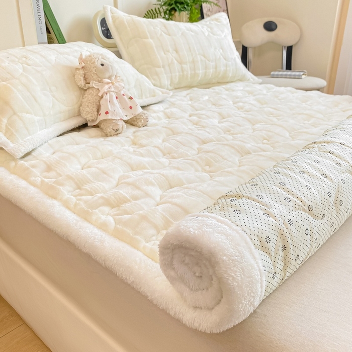 91家纺网 家纺一手货源 找家纺 麒东家纺 2025新款牛奶绒睫毛绒条纹提花夹棉床垫 奶白