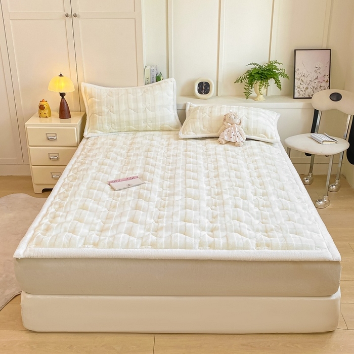 91家纺网 家纺一手货源 找家纺 麒东家纺 2025新款牛奶绒睫毛绒条纹提花夹棉床垫 奶白