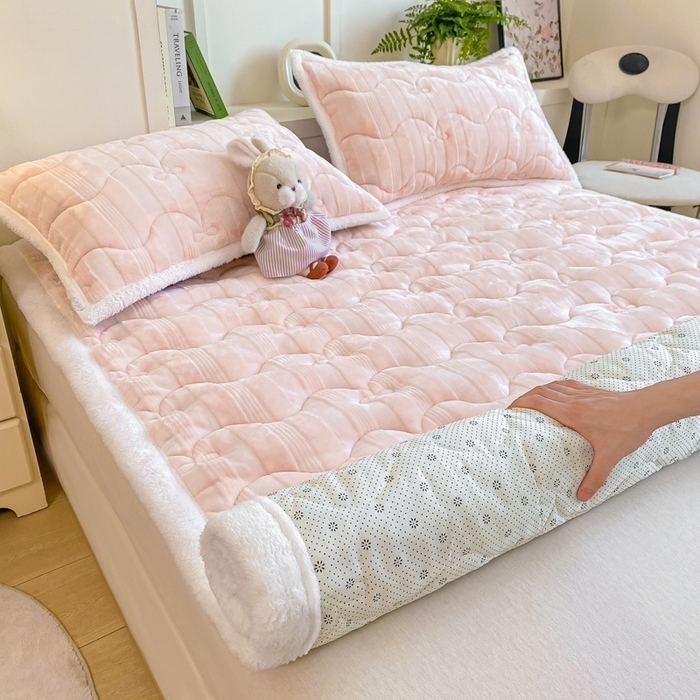 91家纺网 家纺一手货源 找家纺 麒东家纺 2025新款牛奶绒睫毛绒条纹提花夹棉床垫 浅粉