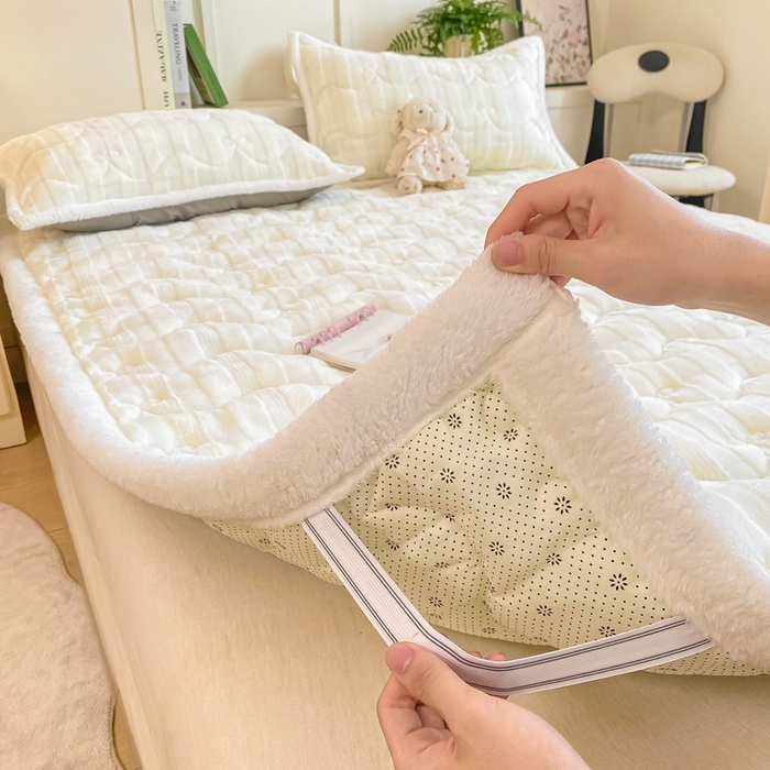 91家纺网 家纺一手货源 找家纺 麒东家纺 2025新款牛奶绒睫毛绒条纹提花夹棉床垫 奶白