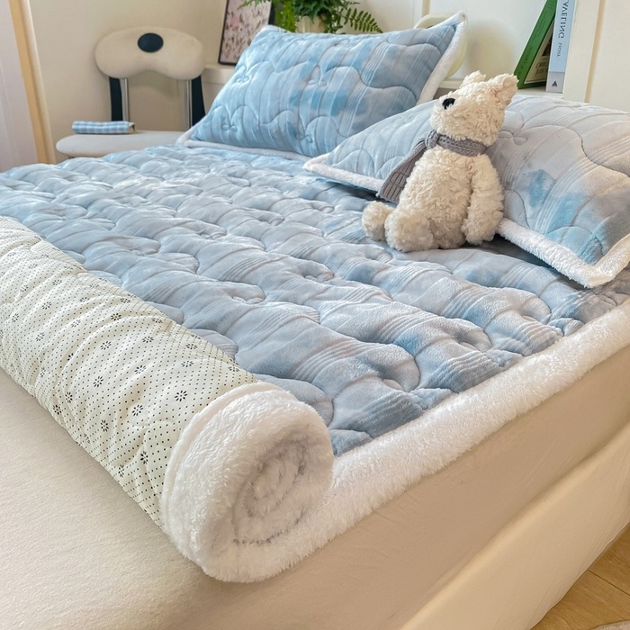 91家纺网 家纺一手货源 找家纺 （总）麒东家纺 2025新款牛奶绒睫毛绒条纹提花夹棉床垫