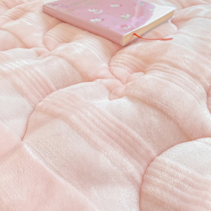 91家纺网 家纺一手货源 找家纺 麒东家纺 2025新款牛奶绒睫毛绒条纹提花夹棉床垫 浅粉