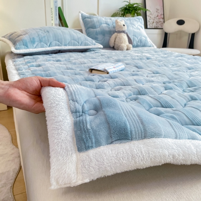91家纺网 家纺一手货源 找家纺 麒东家纺 2025新款牛奶绒睫毛绒条纹提花夹棉床垫 浅蓝