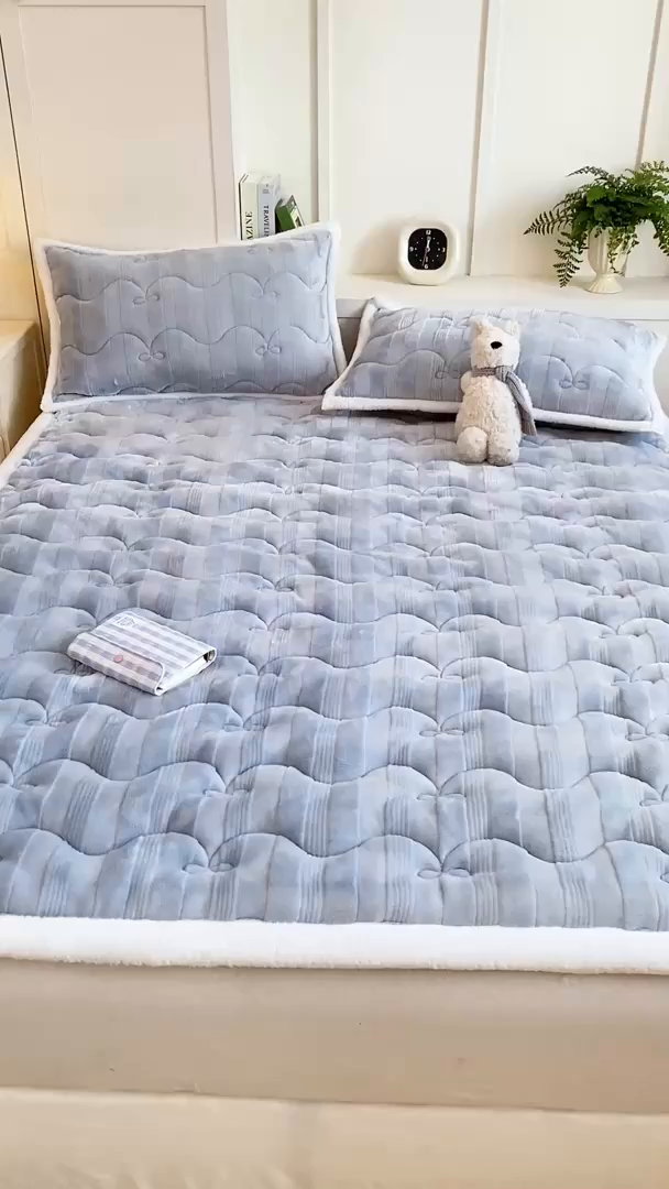 91家纺网 家纺一手货源 找家纺 麒东家纺 2025新款牛奶绒睫毛绒条纹提花夹棉床垫 浅蓝