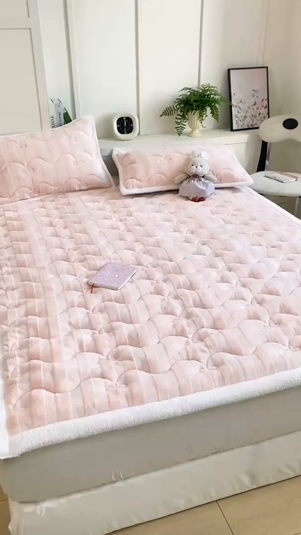 91家纺网 家纺一手货源 找家纺 麒东家纺 2025新款牛奶绒睫毛绒条纹提花夹棉床垫 浅粉