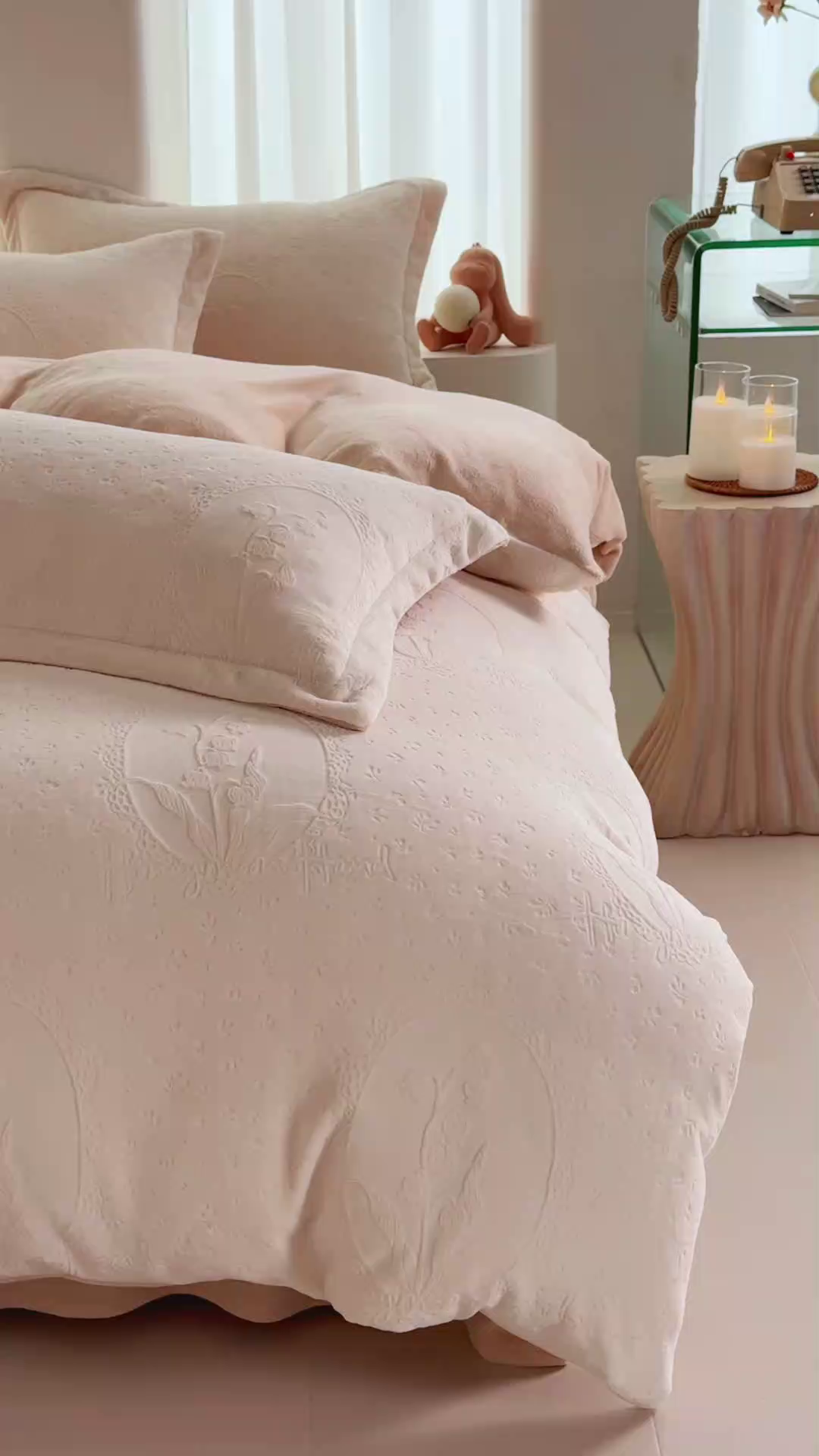 91家纺网 家纺一手货源 找家纺 亿梵 2025秋冬新款A类全消光牛奶绒立体5D雕花绒四件套 琳琅花语-奶油白