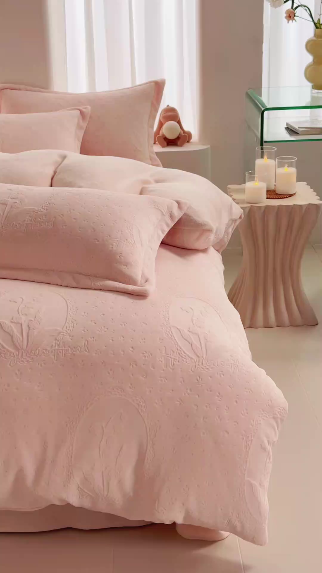 91家纺网 家纺一手货源 找家纺 亿梵 2025秋冬新款A类全消光牛奶绒立体5D雕花绒四件套 琳琅花语-樱花粉