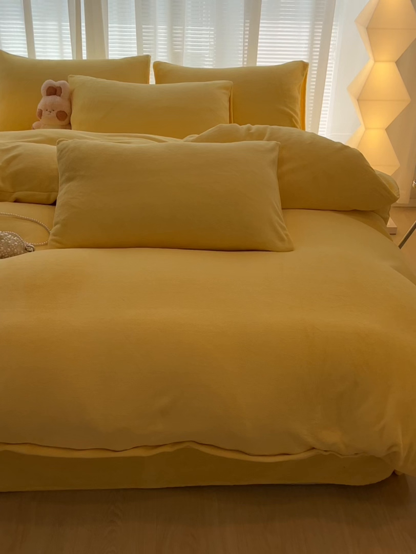 91家纺网 家纺一手货源 找家纺 悦织湾家纺 2025新款简约纯色牛奶绒四件套条纹轻奢时尚冬季加厚保暖床上用品学生宿舍三四件套 牛奶绒-浅黄