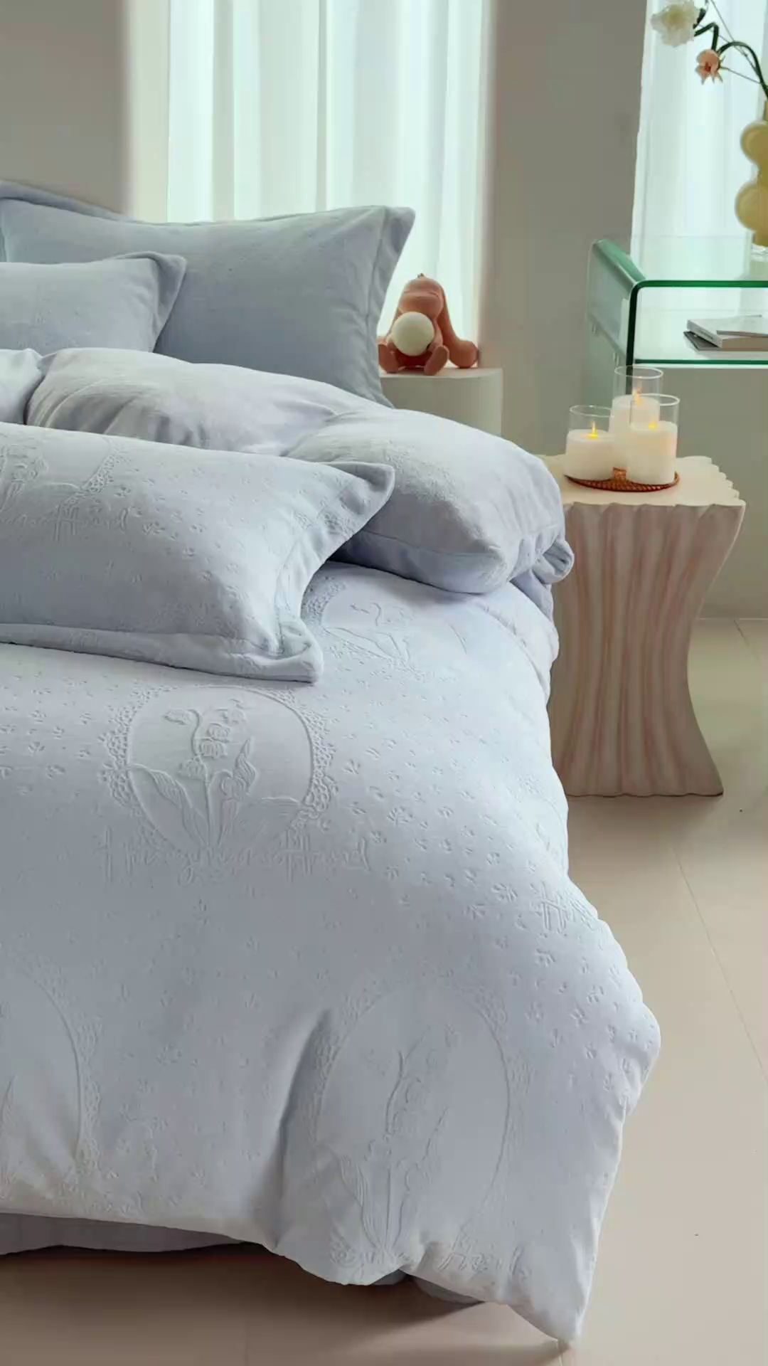 91家纺网 家纺一手货源 找家纺 亿梵 2025秋冬新款A类全消光牛奶绒立体5D雕花绒四件套 琳琅花语-天空蓝