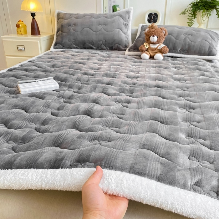 91家纺网 家纺一手货源 找家纺 麒东家纺 2025新款牛奶绒睫毛绒条纹提花夹棉床垫 灰色