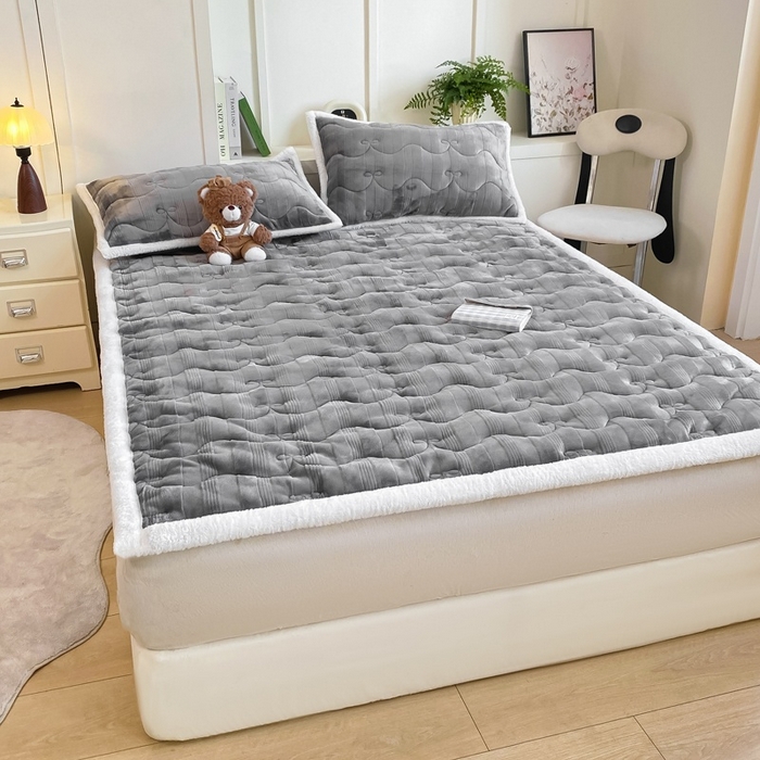 91家纺网 家纺一手货源 找家纺 麒东家纺 2025新款牛奶绒睫毛绒条纹提花夹棉床垫 灰色