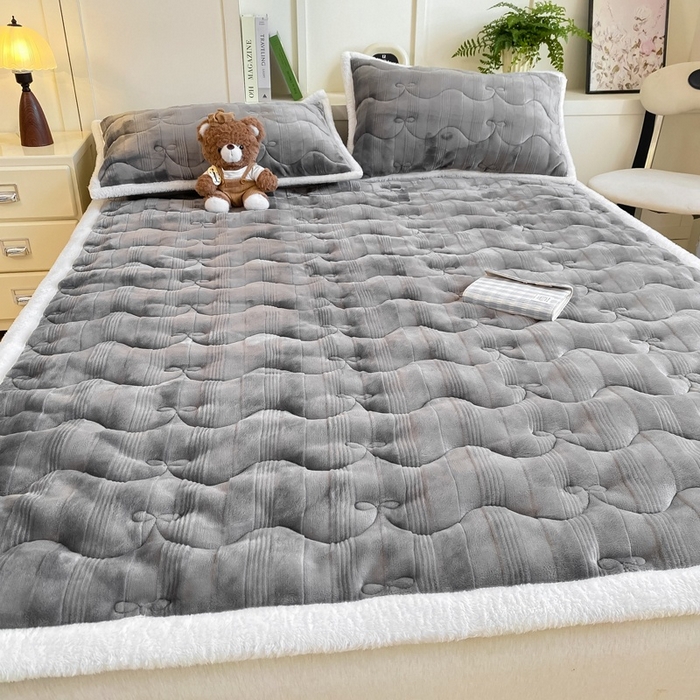 91家纺网 家纺一手货源 找家纺 麒东家纺 2025新款牛奶绒睫毛绒条纹提花夹棉床垫 灰色