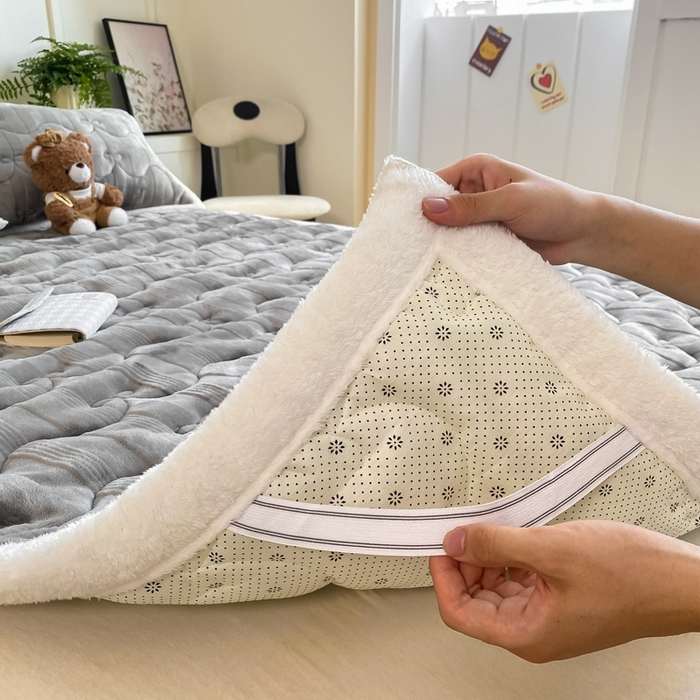 91家纺网 家纺一手货源 找家纺 麒东家纺 2025新款牛奶绒睫毛绒条纹提花夹棉床垫 灰色