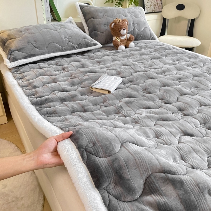 91家纺网 家纺一手货源 找家纺 麒东家纺 2025新款牛奶绒睫毛绒条纹提花夹棉床垫 灰色