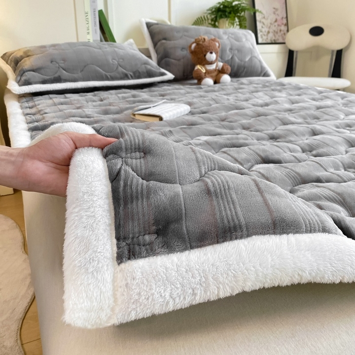 91家纺网 家纺一手货源 找家纺 麒东家纺 2025新款牛奶绒睫毛绒条纹提花夹棉床垫 灰色