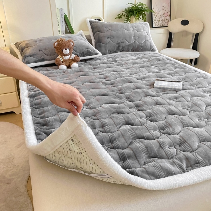 91家纺网 家纺一手货源 找家纺 麒东家纺 2025新款牛奶绒睫毛绒条纹提花夹棉床垫 灰色