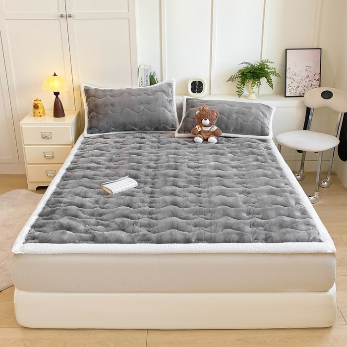 91家纺网 家纺一手货源 找家纺 麒东家纺 2025新款牛奶绒睫毛绒条纹提花夹棉床垫 灰色