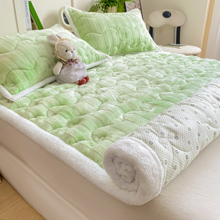 91家纺网 家纺一手货源 找家纺 麒东家纺 2025新款牛奶绒睫毛绒条纹提花夹棉床垫 浅绿