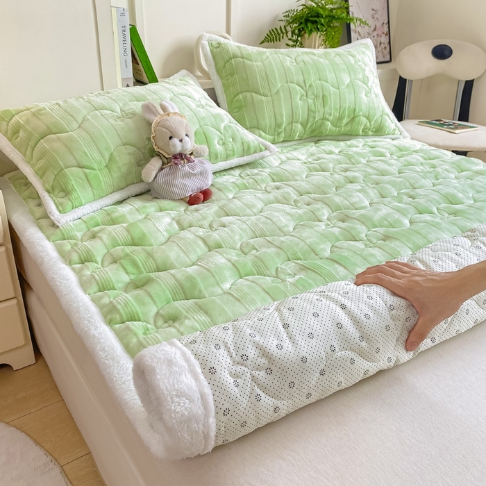 91家纺网 家纺一手货源 找家纺 麒东家纺 2025新款牛奶绒睫毛绒条纹提花夹棉床垫 浅绿