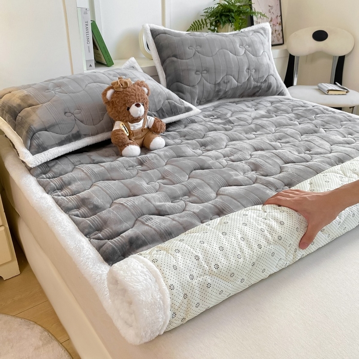 91家纺网 家纺一手货源 找家纺 麒东家纺 2025新款牛奶绒睫毛绒条纹提花夹棉床垫 灰色