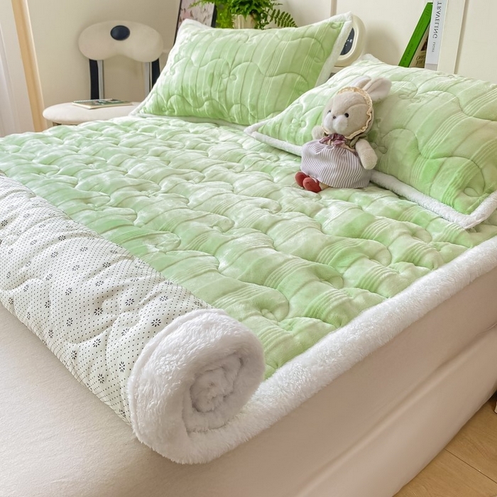 麒东家纺 2025新款牛奶绒睫毛绒条纹提花夹棉床垫 浅绿