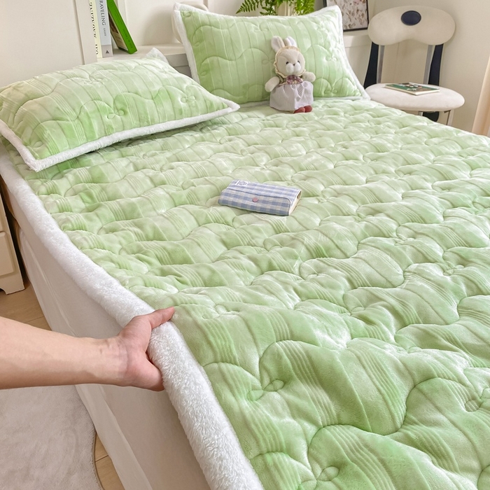 91家纺网 家纺一手货源 找家纺 麒东家纺 2025新款牛奶绒睫毛绒条纹提花夹棉床垫 浅绿