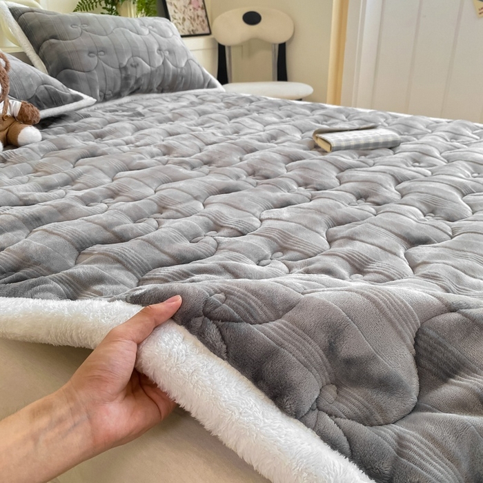 91家纺网 家纺一手货源 找家纺 麒东家纺 2025新款牛奶绒睫毛绒条纹提花夹棉床垫 灰色