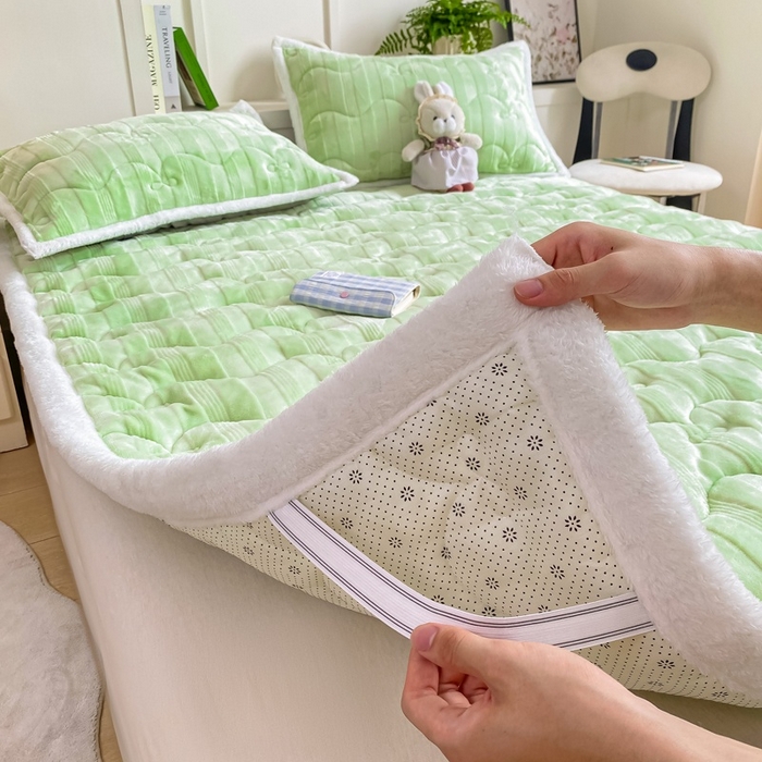 91家纺网 家纺一手货源 找家纺 麒东家纺 2025新款牛奶绒睫毛绒条纹提花夹棉床垫 浅绿