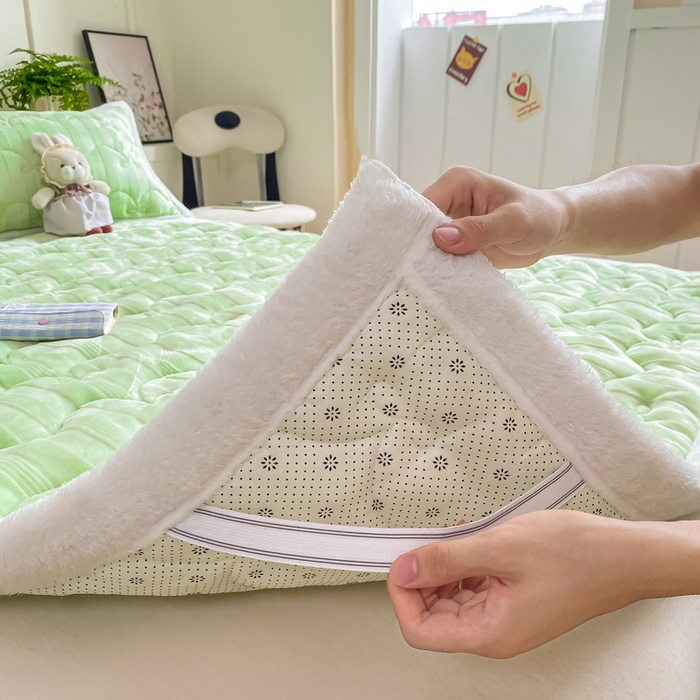 91家纺网 家纺一手货源 找家纺 麒东家纺 2025新款牛奶绒睫毛绒条纹提花夹棉床垫 浅绿