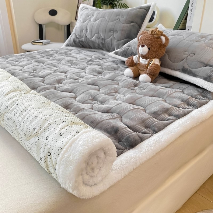 麒东家纺 2025新款牛奶绒睫毛绒条纹提花夹棉床垫 灰色