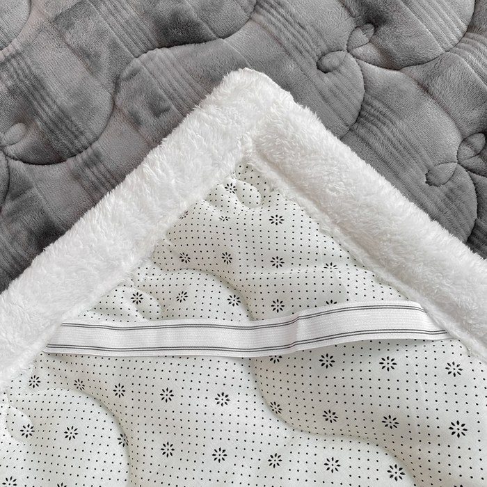 91家纺网 家纺一手货源 找家纺 麒东家纺 2025新款牛奶绒睫毛绒条纹提花夹棉床垫 灰色