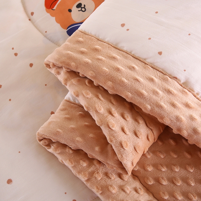 91家纺网 家纺一手货源 找家纺 欧朵 2025新款A类水洗棉豆豆绒被子冬被大豆被芯春秋被冬被 幼儿园 学生宿舍 四季被空调被子清新小熊