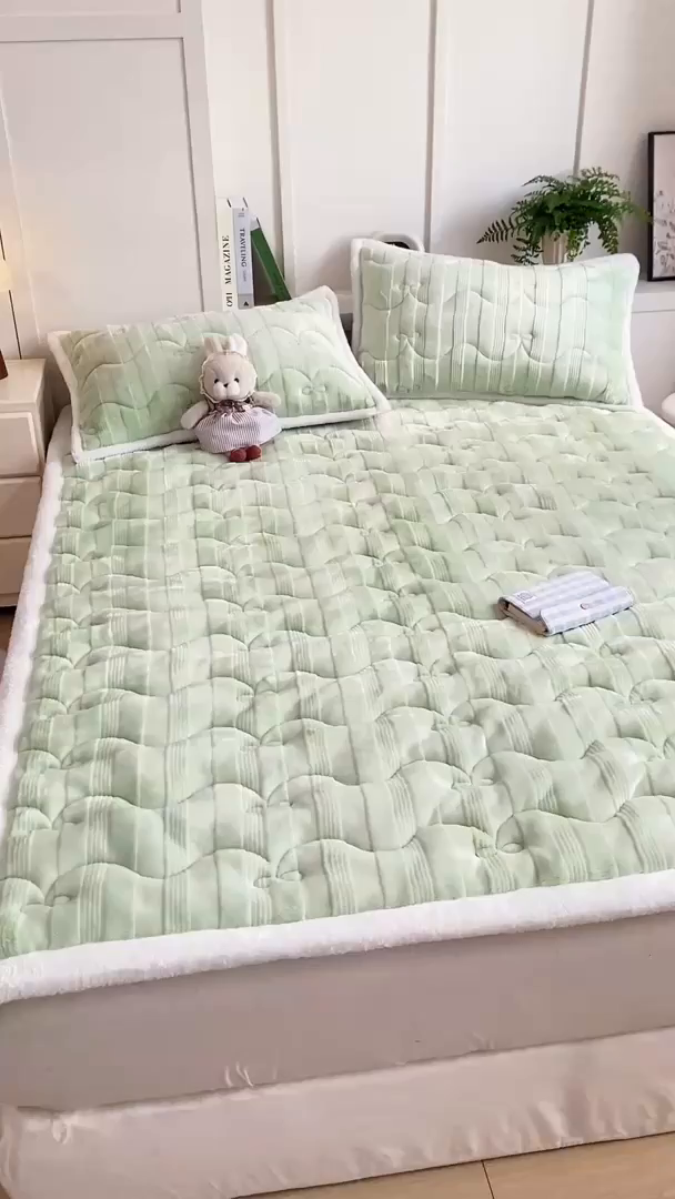 91家纺网 家纺一手货源 找家纺 麒东家纺 2025新款牛奶绒睫毛绒条纹提花夹棉床垫 浅绿