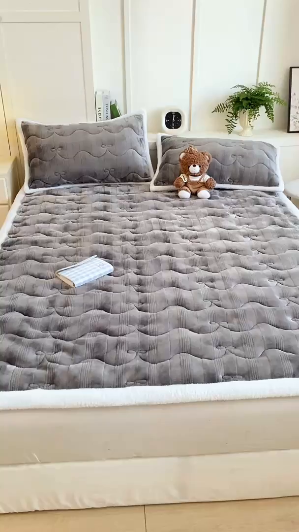 91家纺网 家纺一手货源 找家纺 麒东家纺 2025新款牛奶绒睫毛绒条纹提花夹棉床垫 灰色