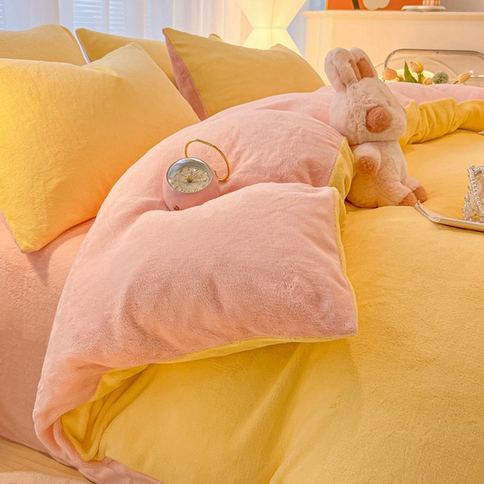 91家纺网 家纺一手货源 找家纺 悦织湾家纺 2025新款简约纯色牛奶绒四件套条纹轻奢时尚冬季加厚保暖床上用品学生宿舍三四件套 牛奶绒-浅黄+浅粉