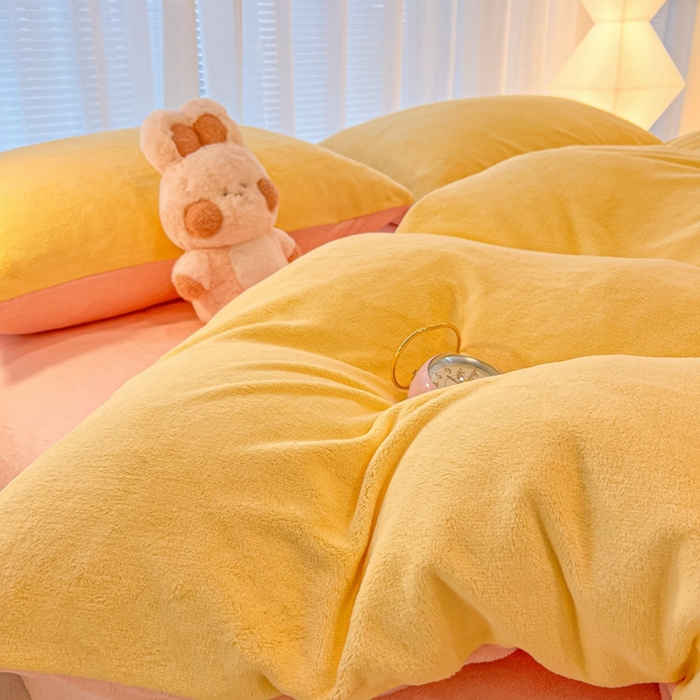 91家纺网 家纺一手货源 找家纺 悦织湾家纺 2025新款简约纯色牛奶绒四件套条纹轻奢时尚冬季加厚保暖床上用品学生宿舍三四件套 牛奶绒-浅黄+浅粉