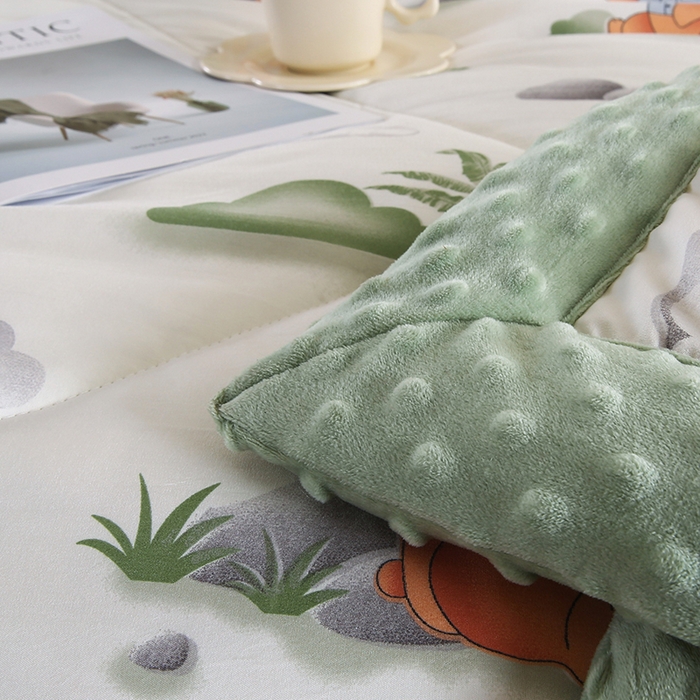 91家纺网 家纺一手货源 找家纺 欧朵 2025新款A类水洗棉豆豆绒被子冬被大豆被芯春秋被冬被 幼儿园 学生宿舍 四季被空调被子森林小熊