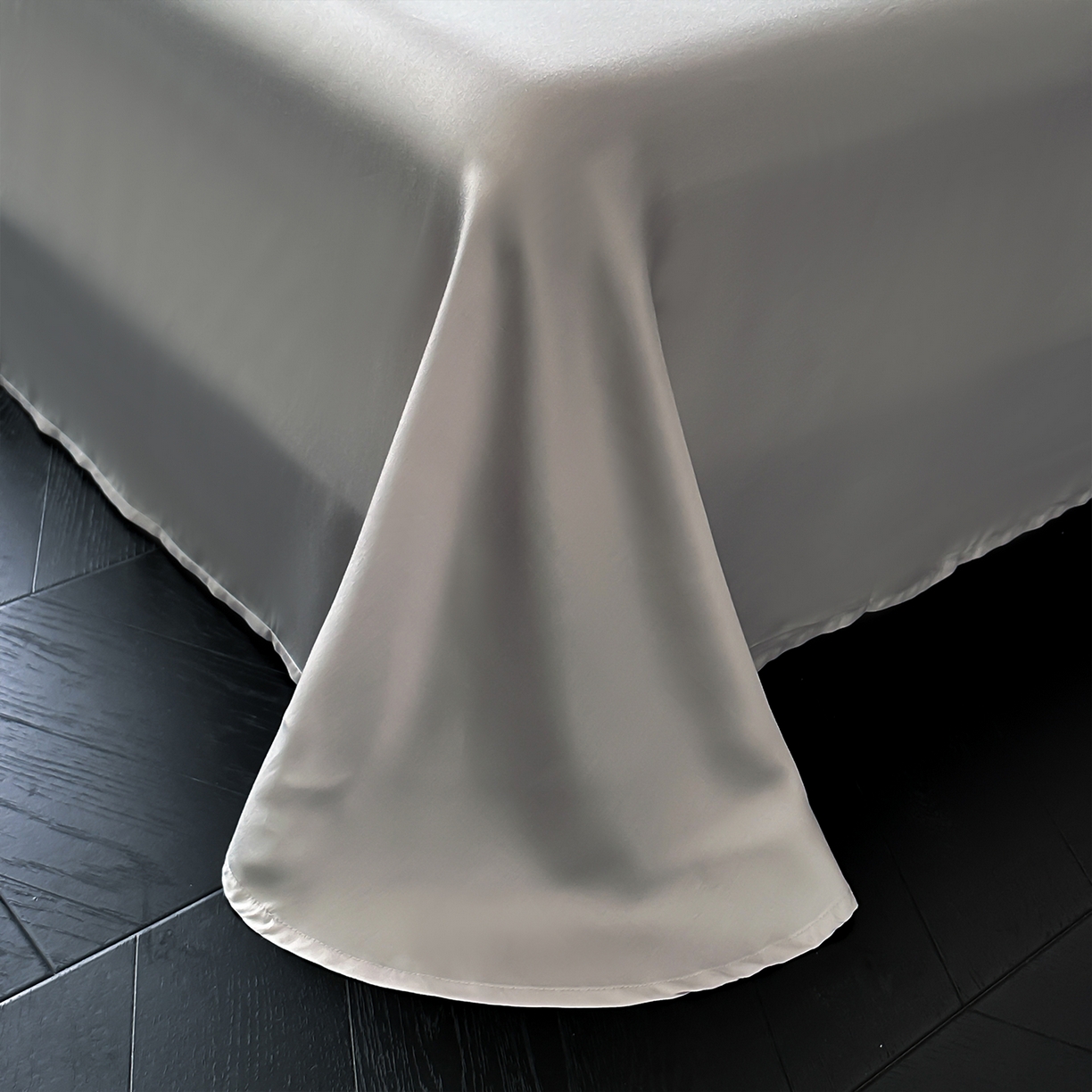 91家纺网 家纺一手货源 找家纺 安妮家居 2025新款100S长绒棉贡缎纯色四件套 胧月灰