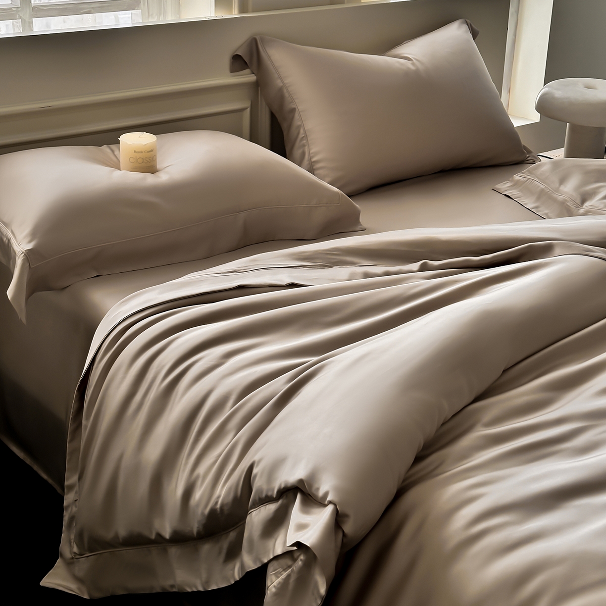 91家纺网 家纺一手货源 找家纺 安妮家居 2025新款100S长绒棉贡缎纯色四件套 砂砾咖