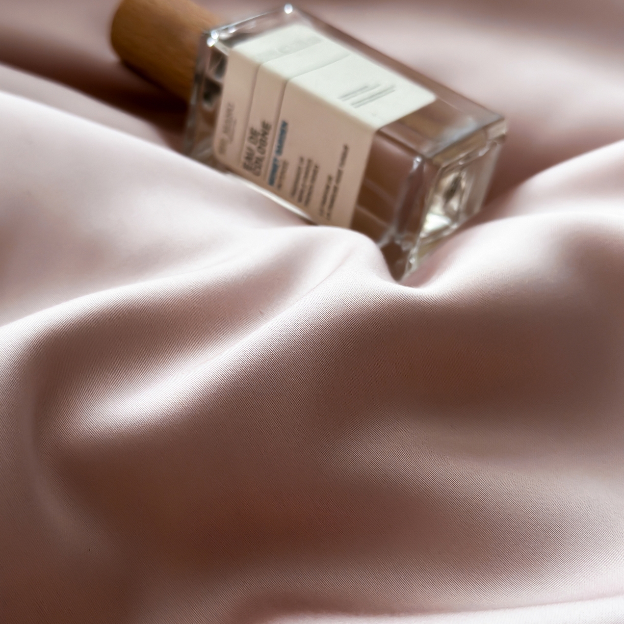 91家纺网 家纺一手货源 找家纺 安妮家居 2025新款100S长绒棉贡缎纯色四件套 蔷薇粉