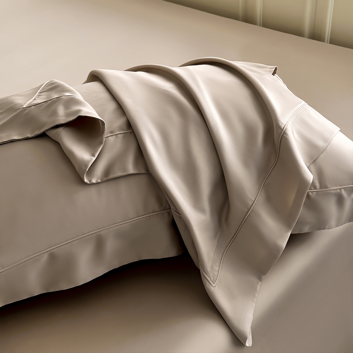 91家纺网 家纺一手货源 找家纺 安妮家居 2025新款100S长绒棉贡缎纯色四件套 砂砾咖