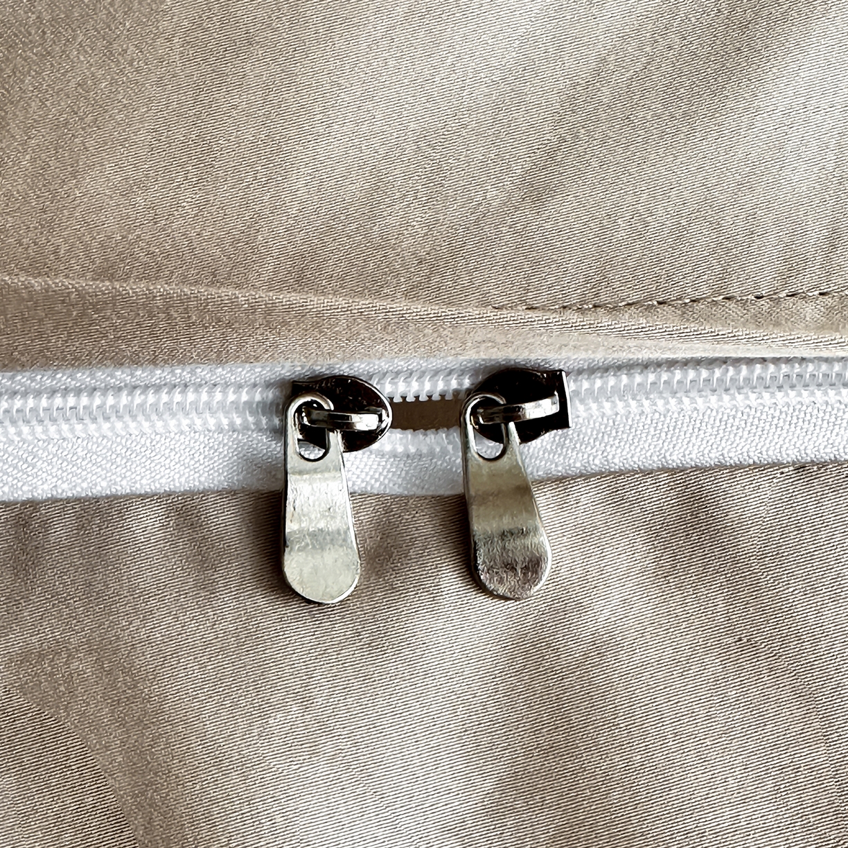 91家纺网 家纺一手货源 找家纺 安妮家居 2025新款100S长绒棉贡缎纯色四件套 砂砾咖