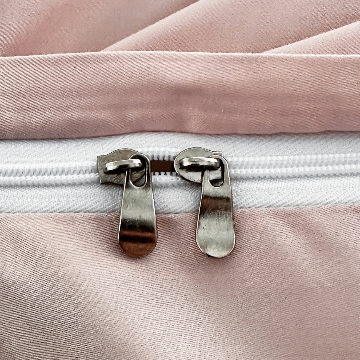 91家纺网 家纺一手货源 找家纺 安妮家居 2025新款100S长绒棉贡缎纯色四件套 蔷薇粉